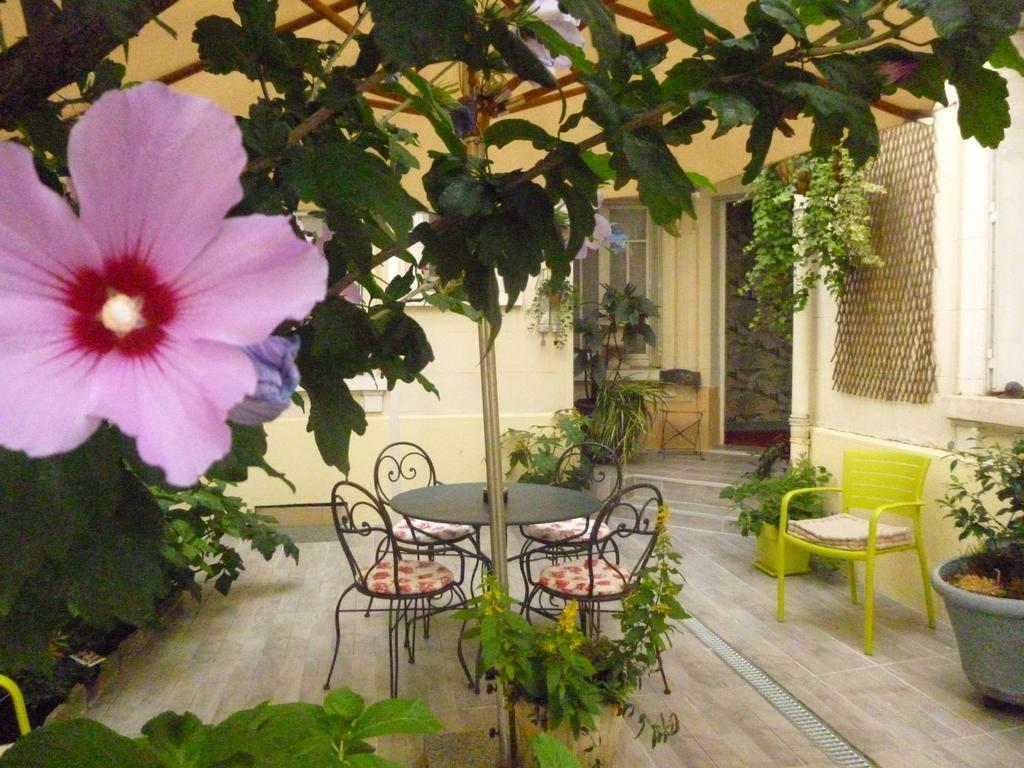 Hotel California Vichy Esterno foto