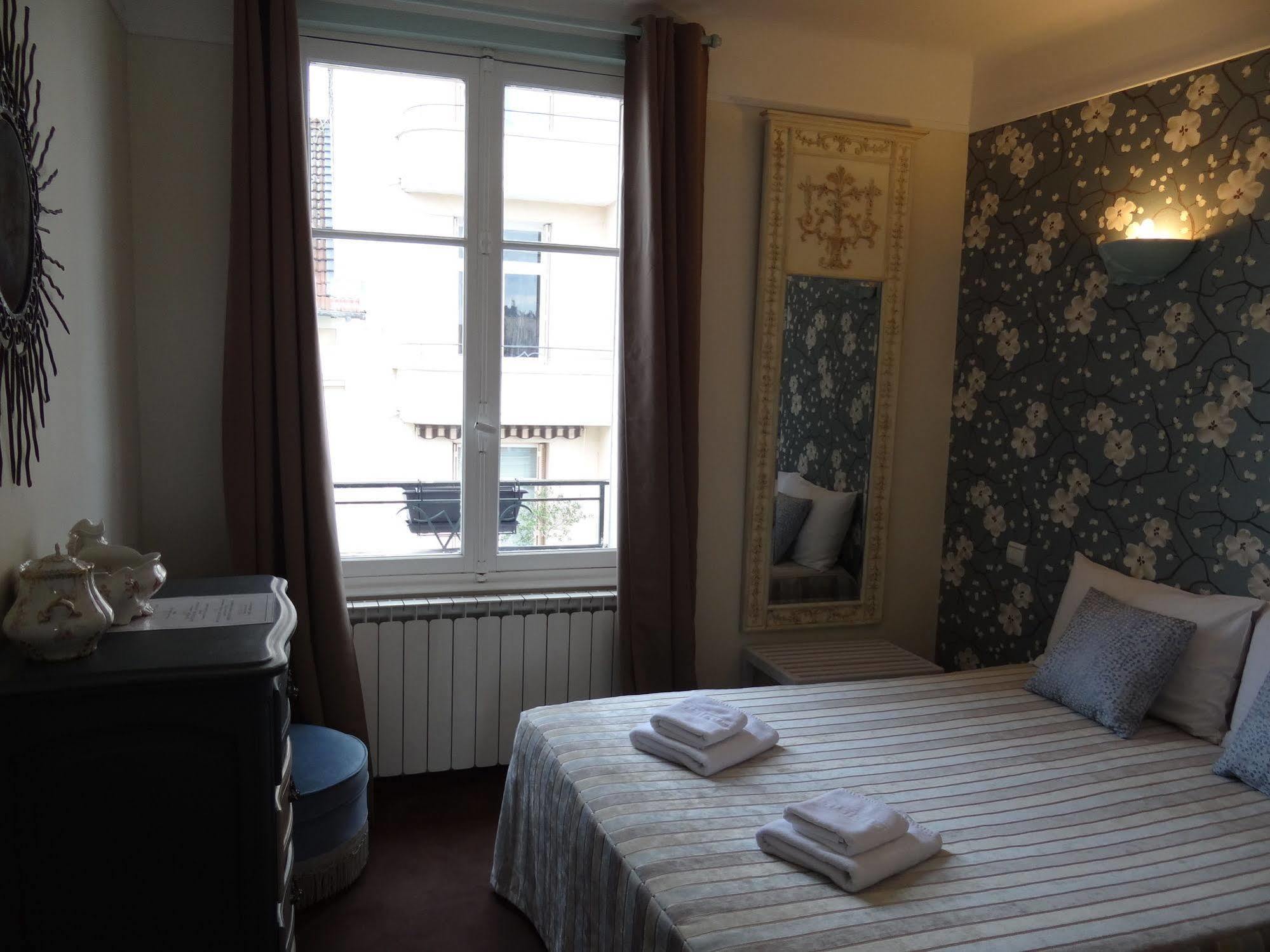 Hotel California Vichy Esterno foto
